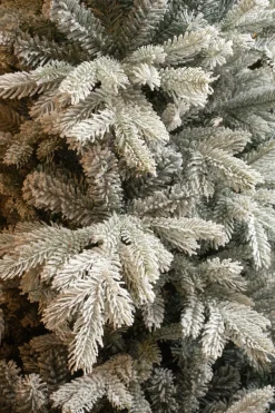 Hot Black Box künstlicher Weihnachtsbaum Grand Fir mit Schnee D 152 H 215 cm Künstliche Weihnachtsbäume