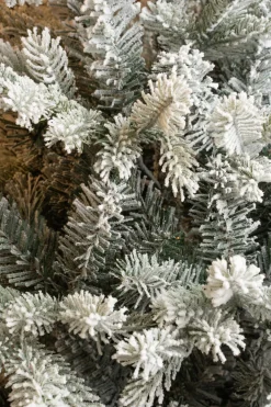 Hot Black Box künstlicher Weihnachtsbaum Grand Fir mit Schnee D 152 H 215 cm Künstliche Weihnachtsbäume