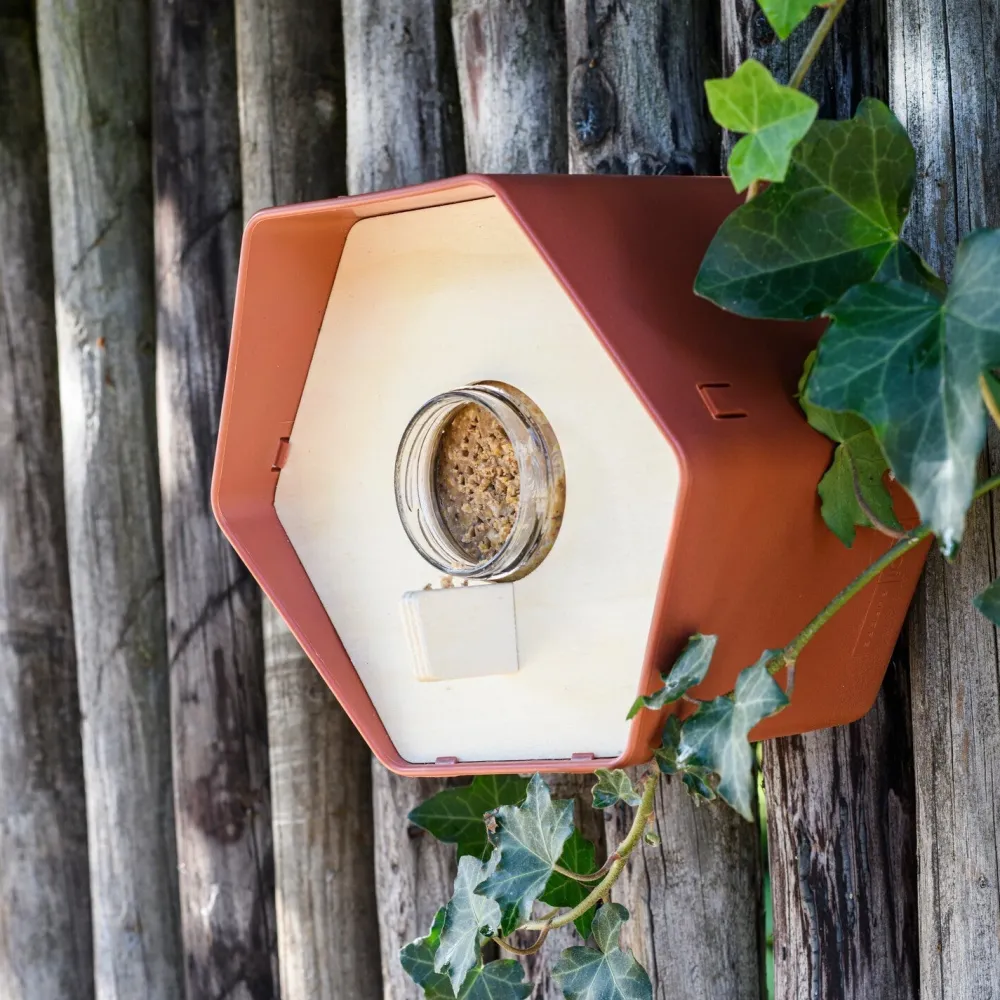 Hot Capi Europe Erdnussbutter-Glashalter Hive braun 19 x 22 x 20 cm Gartenvögel|Erdnussbutter-Häuser