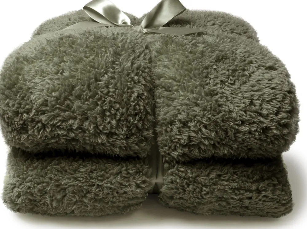 Outlet Unique Living Decke Teddy dunkelgrün 150 x 200 cm Decken & Plaids